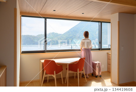 窓から海と山を望む室内 134419608