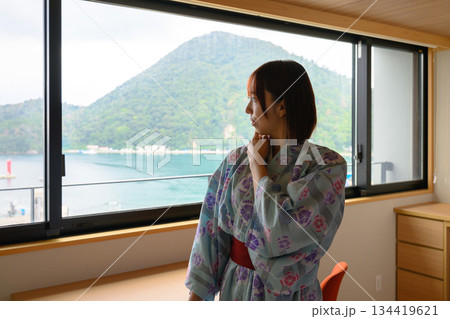 窓辺で海を眺める浴衣の女性 134419621