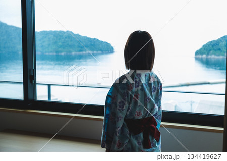 窓から海を眺める浴衣の女性 窓から海を眺める浴衣の女性 134419627