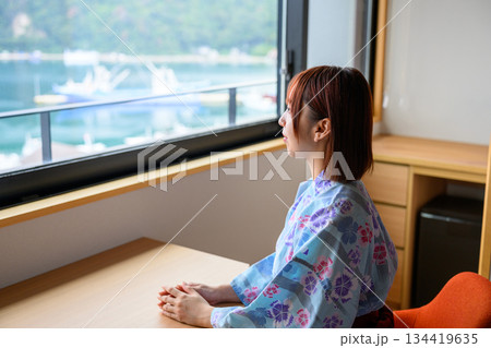 窓辺で海を眺める浴衣の女性 窓辺で海を眺める浴衣の女性 134419635