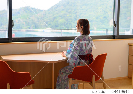 窓際で景色を眺める浴衣の女性 134419640