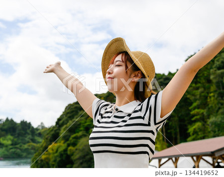 両手を広げ空を見上げる女性 134419652