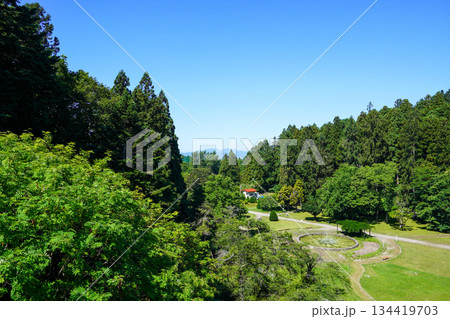 笹流ダムの天端から見る笹流ダム前庭広場 134419703