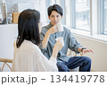 カフェでくつろぐ男女 134419778