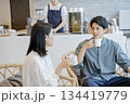 カフェでくつろぐ男女 134419779