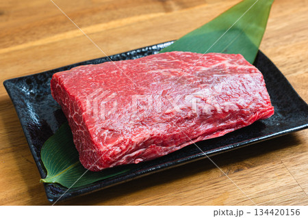 牛肩肉のブロック 生肉の食材写真 黒い器と木目テーブル 牛肩肉のブロック 生肉の食材写真 黒い器と木目テーブル 134420156