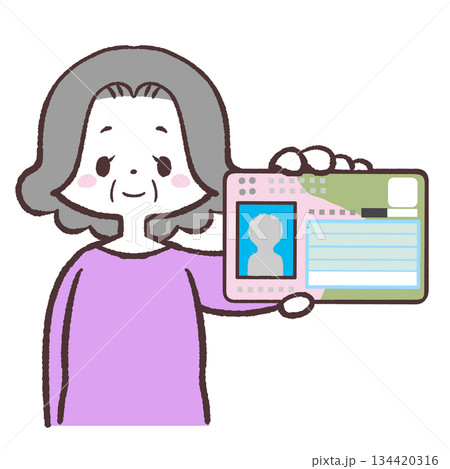 マイナカードを見せるシニア女性のイラスト 134420316