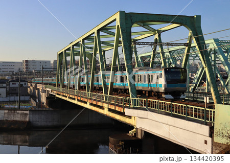 新河岸川橋梁を渡る京浜東北線E233系電車 新河岸川橋梁を渡る京浜東北線E233系電車 134420395