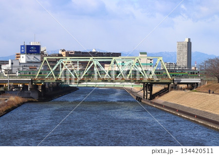 冬の新河岸川橋梁を渡る：東北本線E231系 134420511