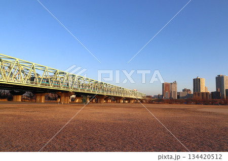 冬の荒川橋梁を渡る京浜東北線E233系電車 134420512