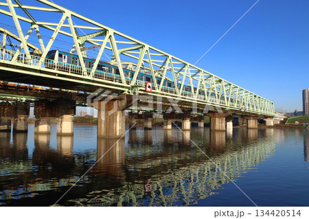 冬の荒川橋梁を渡る京浜東北線E233系電車 134420514