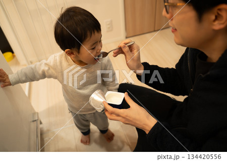赤ちゃんに離乳食を食べさせる父親 134420556