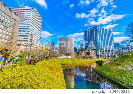 日本の東京都市景観あの悲劇を忘れてはならない…九段下駅前の昭和館などを望む。スカイツリーが…＝17日 134420816