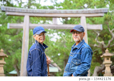 鳥居の前で微笑むシニア夫婦 134421176