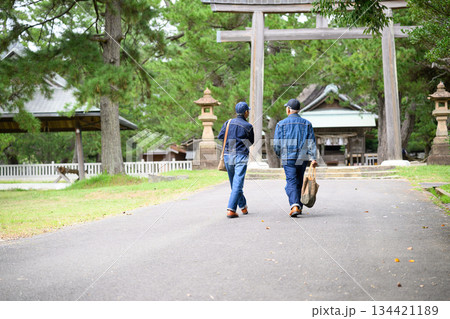 鳥居へ向かう二人 134421189