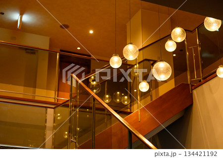ホテルの階段と球体照明 134421192