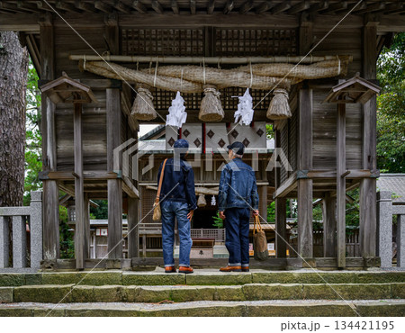 神社で参拝する二人 134421195