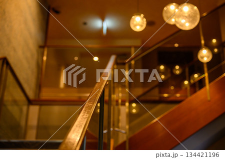 ホテルの階段と照明のインテリア 134421196