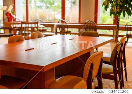 木製テーブルと椅子のある空間 134421205