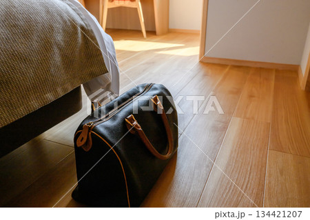 ホテルの床に置かれたボストンバッグ ホテルの床に置かれたボストンバッグ 134421207
