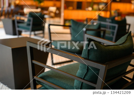 ホテルのロビーのような落ち着いたラウンジの椅子 134421209