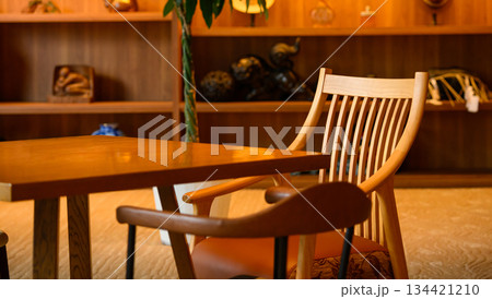 落ち着いた色調のホテルラウンジ 134421210