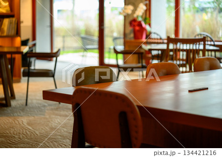 カフェのテーブルと椅子、窓際の明るい空間 134421216