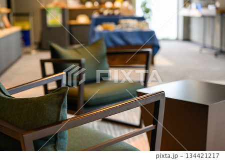 ホテルのラウンジ風の落ち着いたインテリア 134421217