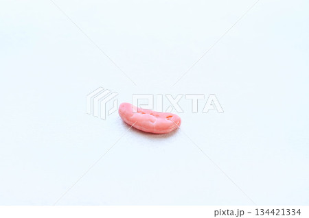 ピンク色の柿の種 あまおう苺 ピンク色の柿の種 あまおう苺 134421334