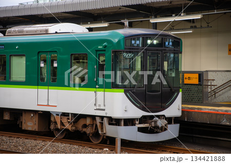 西三荘駅に停車した京阪電車 134421888