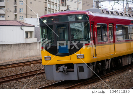 複々線を通過する京阪電車の特急車両 134421889