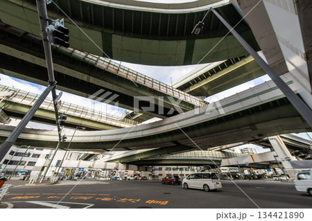 下から見た阪神高速の阿波座ジャンクション 134421890