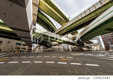 下から見た阪神高速の阿波座ジャンクション 134421891