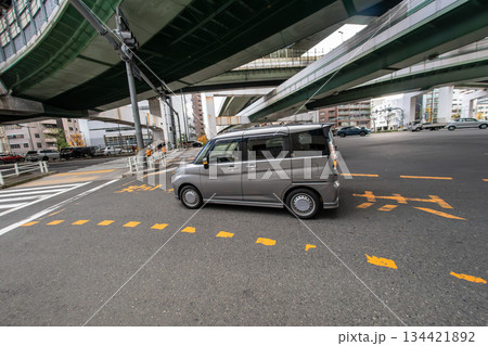 阿波座交差点を通過する軽自動車 134421892