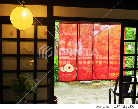 6月の馬籠宿　赤い暖簾の茶室　四方木屋の店内から外の眺め 134423290