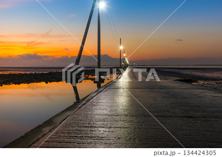 美しき日没時、長部田海床路（熊本） 134424305