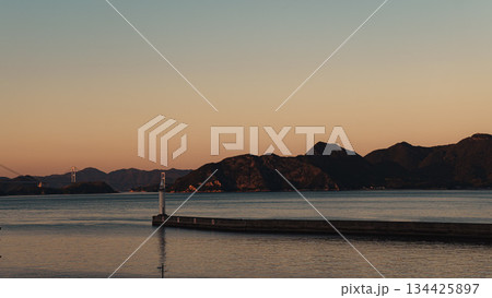 夕日の中の港 134425897