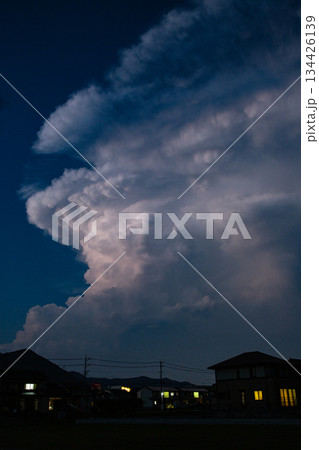 夏空に広がる迫力ある雷雲 積乱雲の風景 134426139