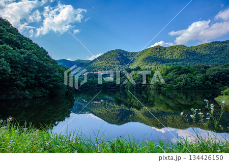 鏡池に映る山と青空 静かなリフレクション風景 鏡池に映る山と青空 静かなリフレクション風景 134426150