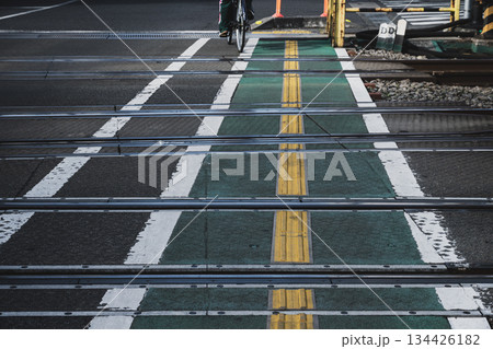 踏切内のエスコートゾーン（視覚障害者誘導表示） 134426182