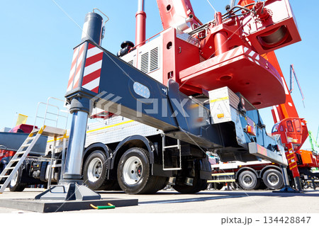 Hydraulic support of auto crane Hydraulic support of auto crane 134428847