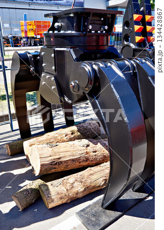 Loader log grab 134428867