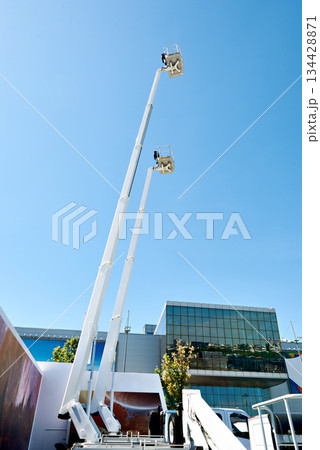 Hydraulic platforms and construction lifts 134428871