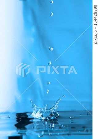 210.Vertical Droplet Sequence with Crown Splash in Blue 134428899