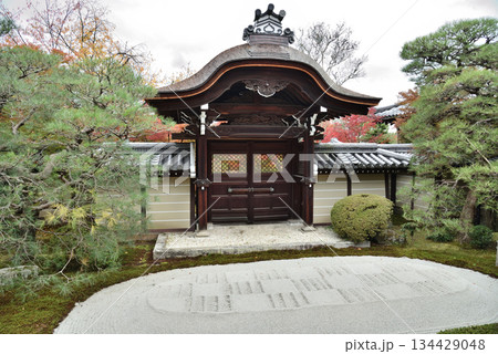 秋の永観堂禅林寺　釈迦堂から眺める唐門と盛砂(京都市左京区) 134429048