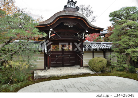 秋の永観堂禅林寺　釈迦堂から眺める唐門と盛砂(京都市左京区) 134429049