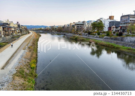 早朝の四条大橋から見た鴨川の風景　朝焼け　京都府京都市 134430713