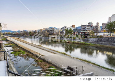 早朝の四条大橋から見た鴨川の風景　朝焼け　京都府京都市 134430715