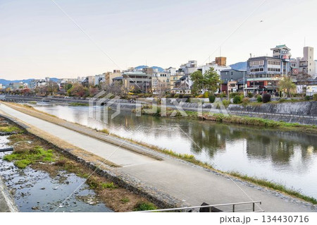 早朝の四条大橋から見た鴨川の風景 朝焼け 京都府京都市 早朝の四条大橋から見た鴨川の風景 朝焼け 京都府京都市 134430716