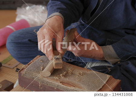 日本刀の鞘をつくる鞘師の手元 日本刀の鞘をつくる鞘師の手元 134431008